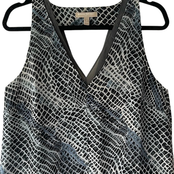 BANANA REPUBLIC NWOT LAYERED OPEN BACK TANK TOP BLOUSE GRAY BLACK | MEDIUM - Picture 2 of 8